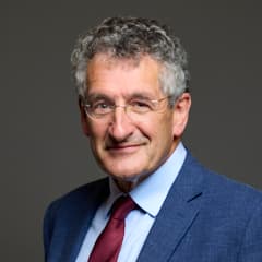 Official portrait of Dr Peter Prinsley